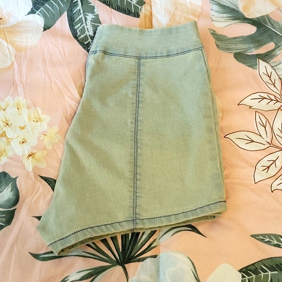 Kimchi Blue light wash denim summer shorts! - Picture 4 of 4